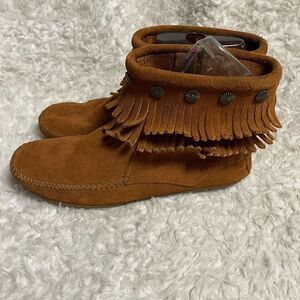 Womens Minnetonka leather Suede Double Fringe Indian Moccasin Ankle Boots SZ 10.